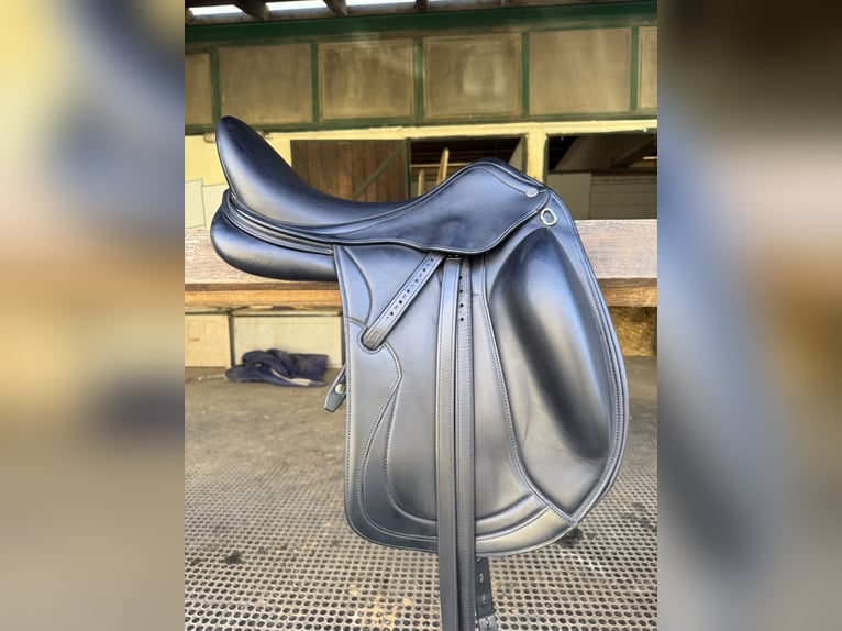 Equipe Elizabeth Dressage Saddle – 17.5” M,  Excellent Condition