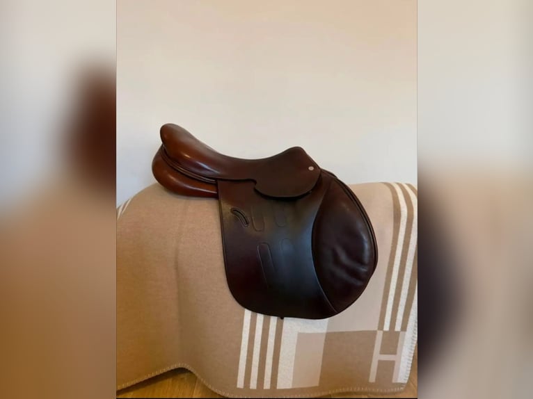 Hermès Cavale II Jumping Saddle – Full Calf Leather, Havana, 17.5”, AL Tree (≈5”)