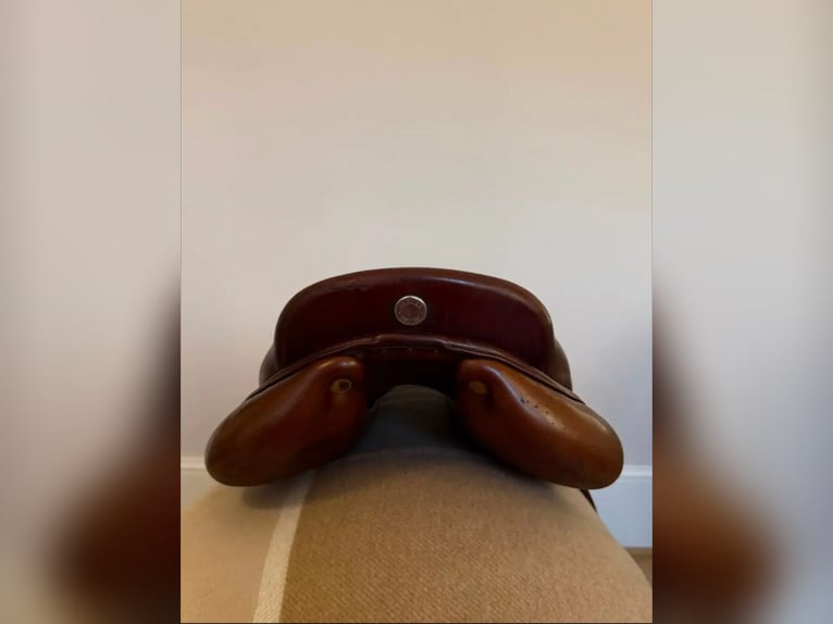 Hermès Cavale II Jumping Saddle – Full Calf Leather, Havana, 17.5”, AL Tree (≈5”)