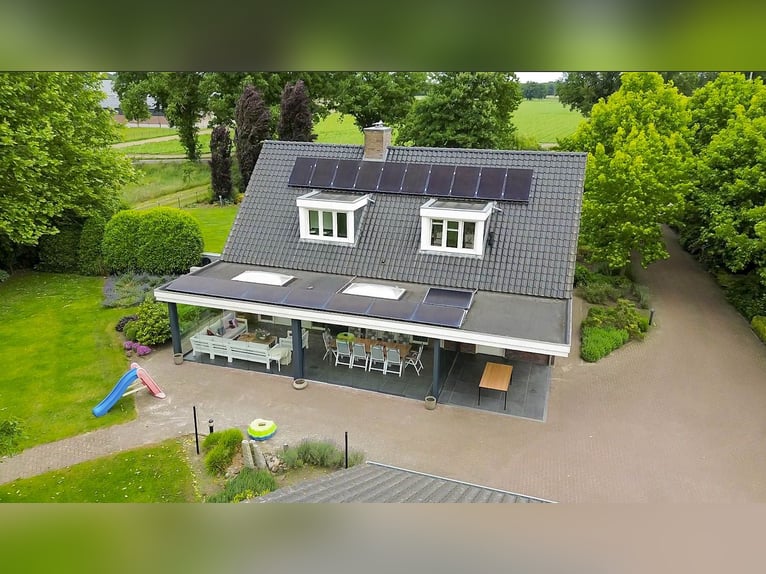 A complete equestrian facility with plenty of opportunities for the (semi)professional horse lover!
