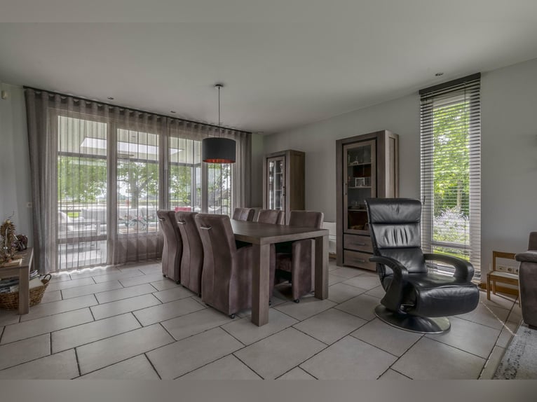 A complete equestrian facility with plenty of opportunities for the (semi)professional horse lover!