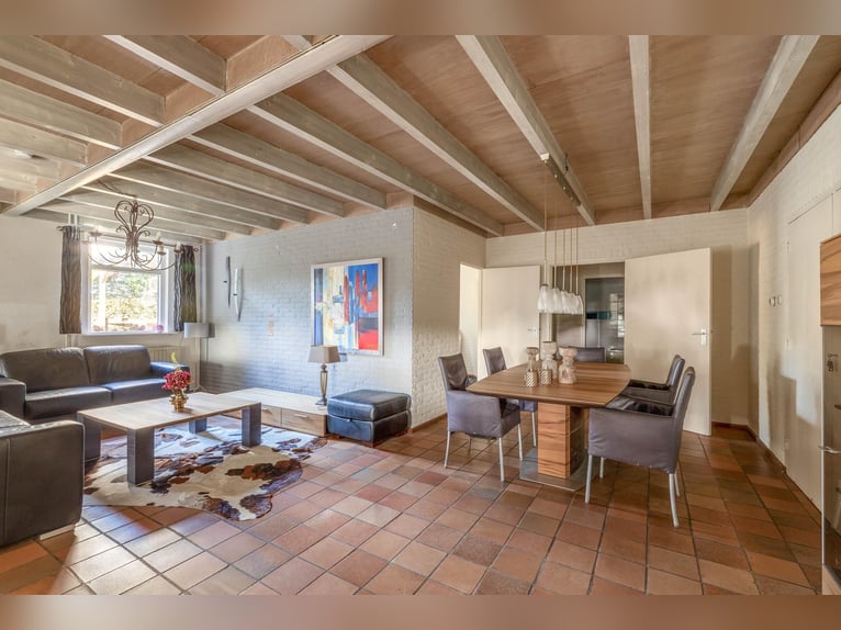 Anwesen mit professionellen Reitanlagen und großzügigen Wohnmöglichkeiten