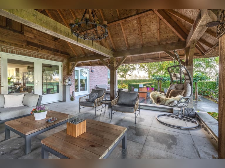 Anwesen mit professionellen Reitanlagen und großzügigen Wohnmöglichkeiten