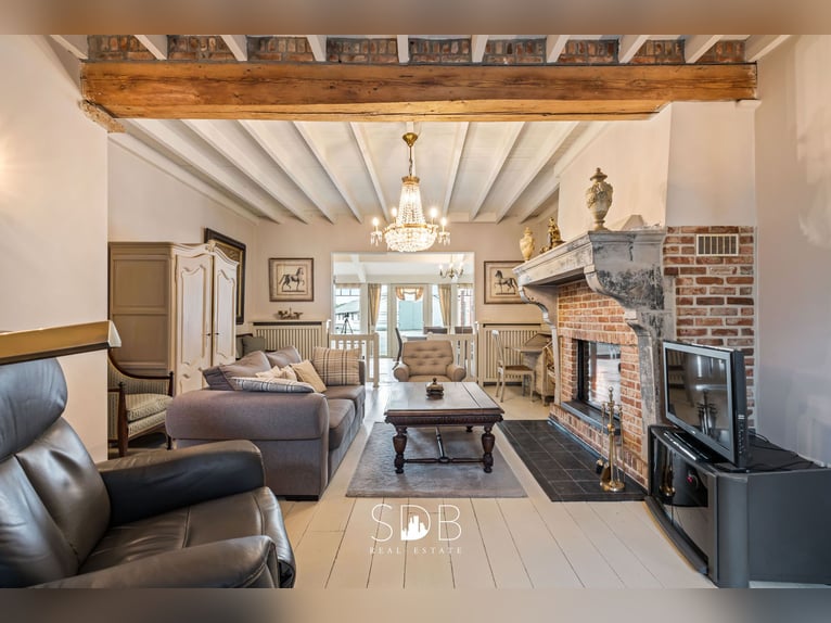 Authentic farmstead with various outbuildings and grasslands on 93,155 m² – 23,00 Turnhout