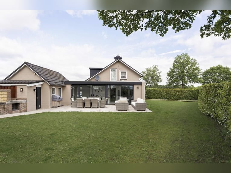 Complete equestrian accommodation located on a plot of 2 hectares in the outskirts