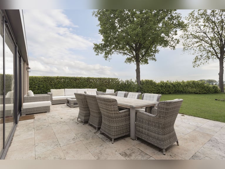Complete equestrian accommodation located on a plot of 2 hectares in the outskirts