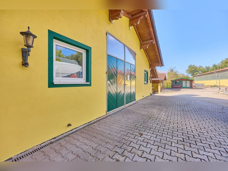 Country estate in Bavaria featuring a high-quality, privately used equestrian facility including an 