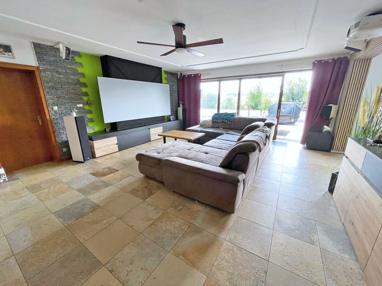 Das Anwesen befindet sich in Osthessen, im Landkreis Fulda, in der Gemeinde Hosenfeld