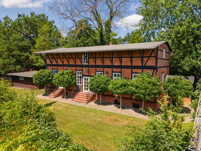 Equestrian farm and exclusive estate located 70 km southeast of Hamburg, with an optional 30 hectare