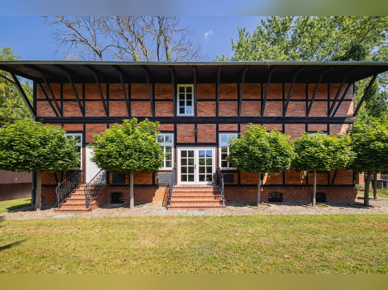 Equestrian farm and exclusive estate located 70 km southeast of Hamburg, with an optional 30 hectare