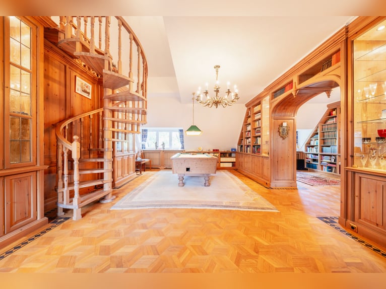 Equestrian farm and exclusive estate located 70 km southeast of Hamburg, with an optional 30 hectare