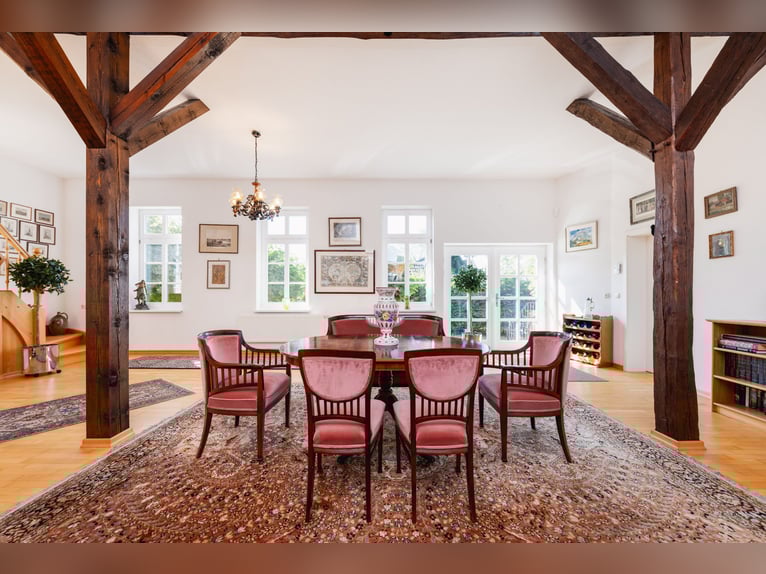 Equestrian farm and exclusive estate located 70 km southeast of Hamburg, with an optional 30 hectare