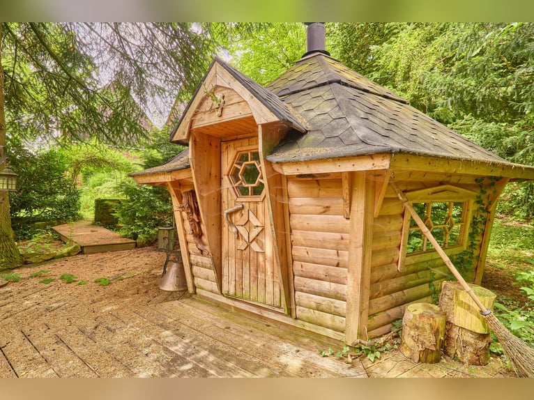 Equestrian property in the Odenwald featuring two residential houses and space for 5-10 horses!