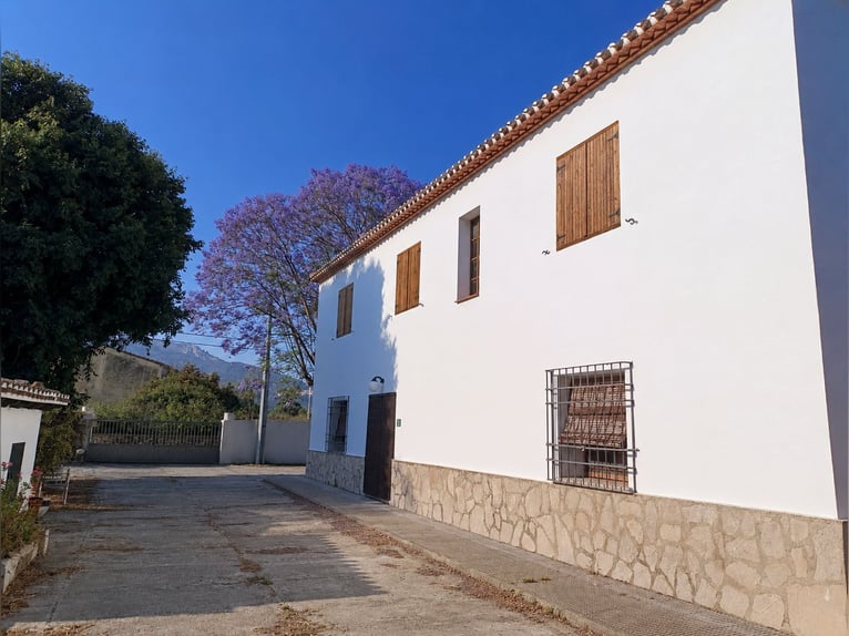 Exclusive 400 m² chalet spread over two levels, set on a 12,000 m² estate with equestrian facilities