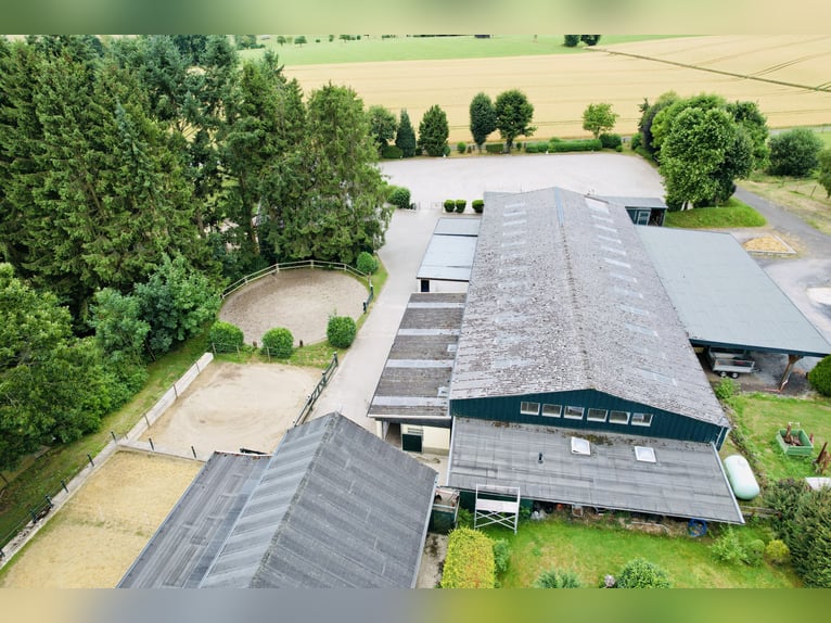 Exclusive estate with a premium riding facility in a idyllic location