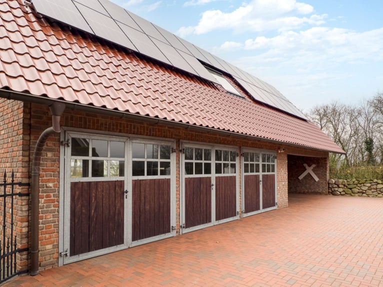 Exclusive estate with approximately 460 sqm of living space, stables, riding arena, outbuildings, an