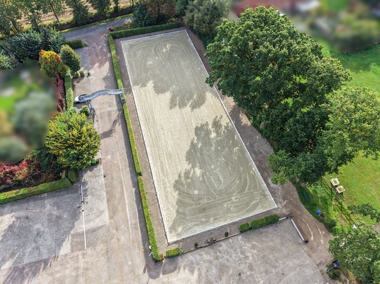 Exclusive horse stable with top-class facilities. Planning permission for extensive expansion is alr