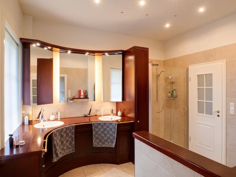 Exklusives Anwesen mit ca. 460m² WFL, Stallungen Reitplatz, Nebengebäuden, ca. 25.000m² Land