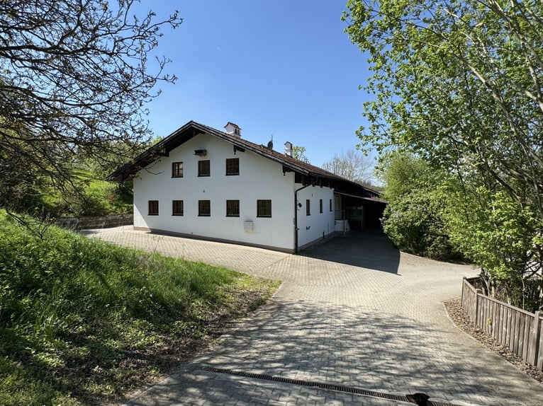 Farm with horse-keeping facilities, 2.5 hectares of land, near Munich.