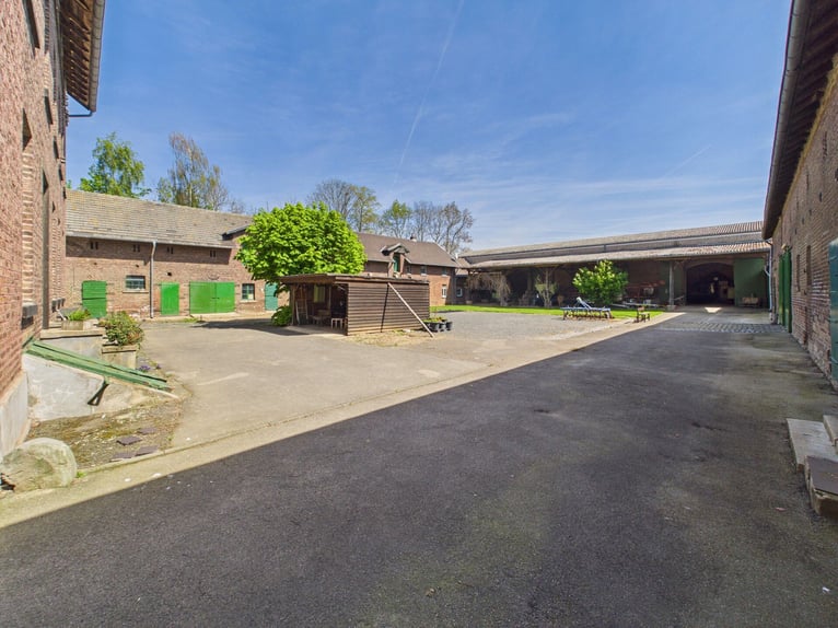 Four-sided farm in Erftstadt – idyllic estate with potential for horse keeping in near-seclusion