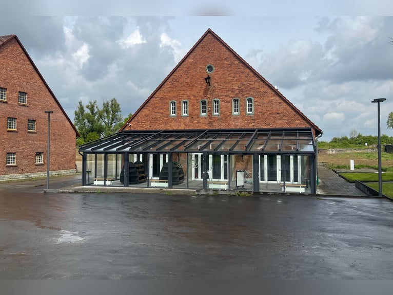 Freistehendes Gutshaus mit hochwertigen Nebengebäuden