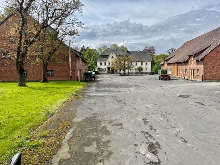 Freistehendes Gutshaus mit hochwertigen Nebengebäuden