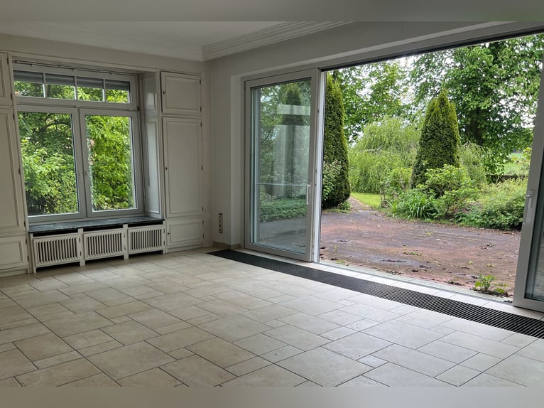 Freistehendes Gutshaus mit hochwertigen Nebengebäuden