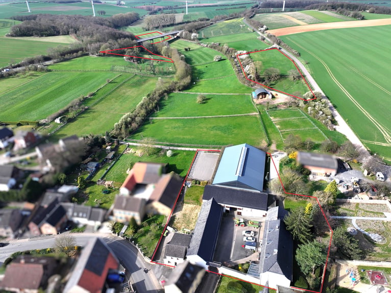 Historic four-sided farm with equestrian facilities