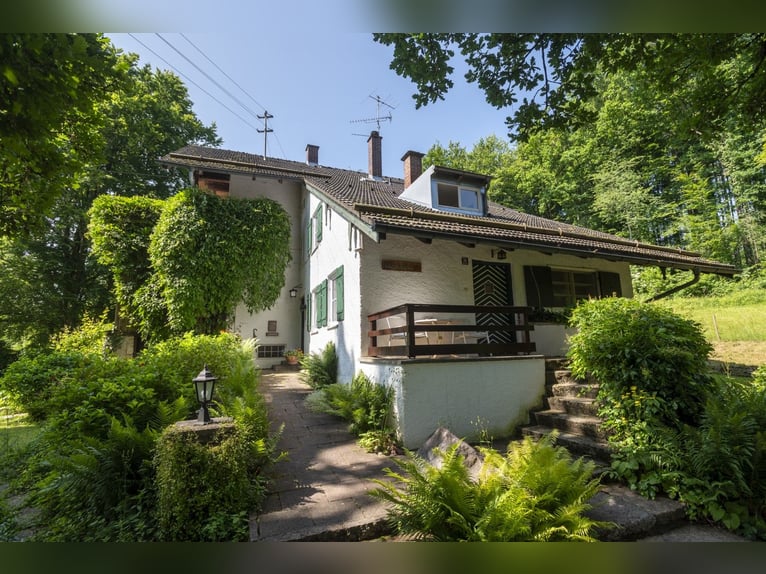 Idyllic estate in the Chiemgau – villa, 7 hectares of land and stables, with potential for horse ent