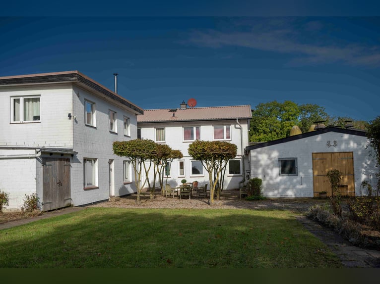 Large riding facility near Kiel with an excellent location, several apartments, and versatile usage 