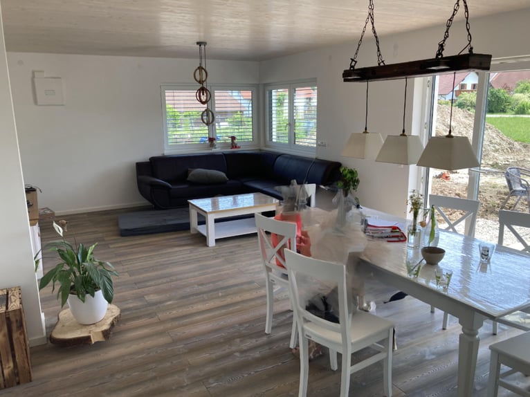 Newly built single-family home with 2.5 residential units *Equine facilities* 1,786 m² *Commission-f