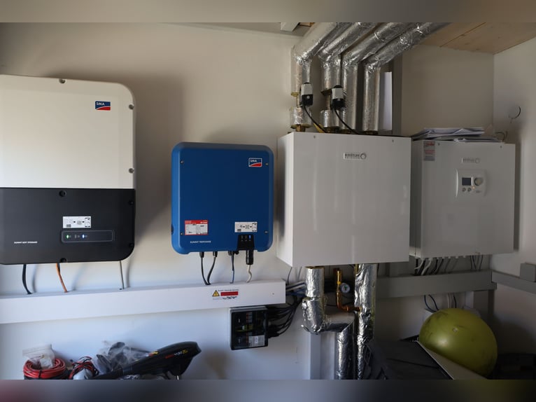 Newly built single-family home with 2.5 residential units *Equine facilities* 1,786 m² *Commission-f