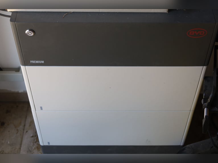 Newly built single-family home with 2.5 residential units *Equine facilities* 1,786 m² *Commission-f