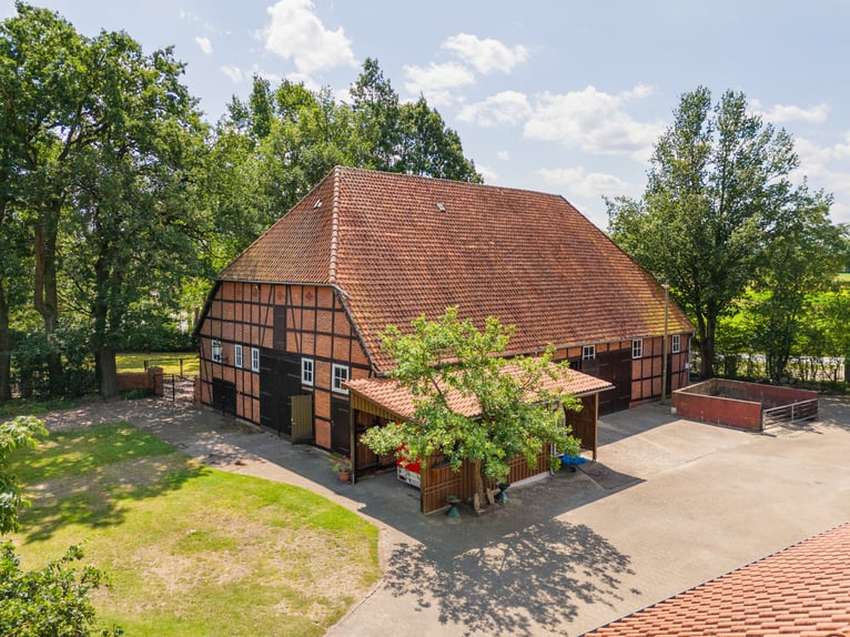 Pferdehof und exklusives Anwesen 70 km südöstlich von Hamburg mit optional 30 ha Eigenland