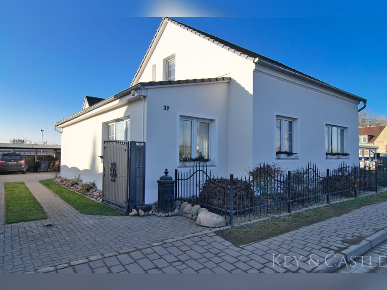 Recently renovated single-family home with horsekeeping facilities in Oberkrämer