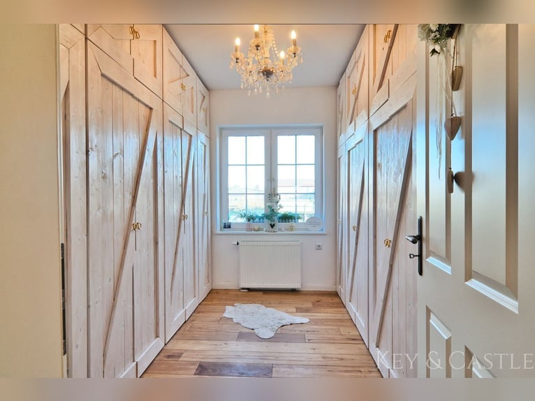 Recently renovated single-family home with horsekeeping facilities in Oberkrämer