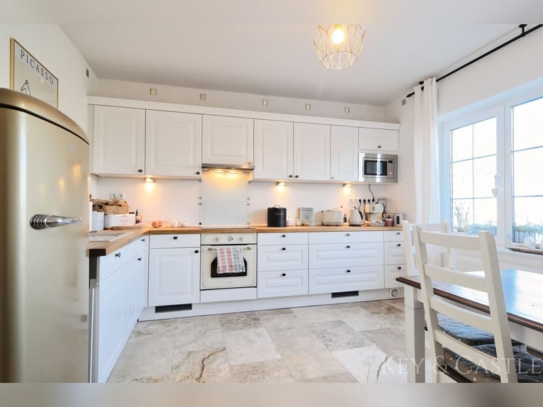 Recently renovated single-family home with horsekeeping facilities in Oberkrämer