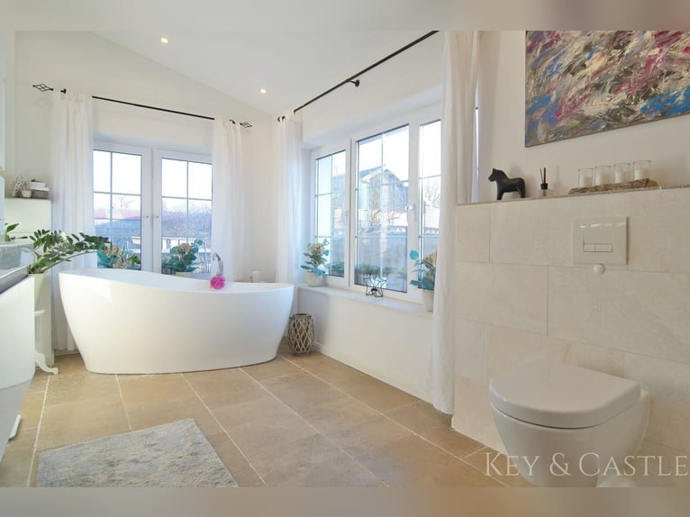 Recently renovated single-family home with horsekeeping facilities in Oberkrämer