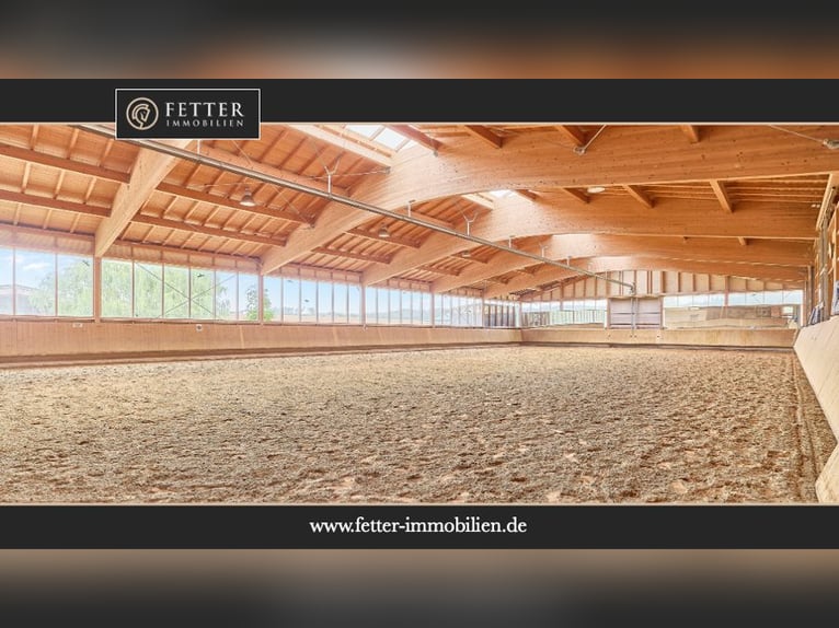 Reitanlage in Bayern mit historischem Wohnhaus und gepflegten Trainingsbedingungen!