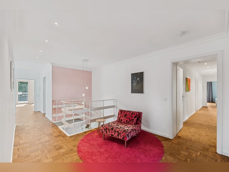 Spacious estate for refined living in a peaceful setting