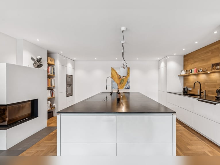Spacious estate for refined living in a peaceful setting
