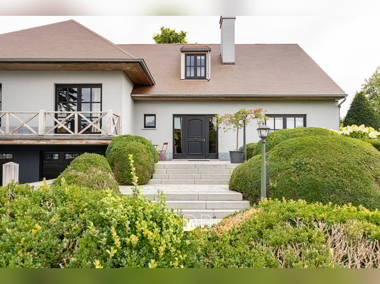 Stunning country villa with family garden and pasturelands on 32,558 m² in Lochristi | Belgium