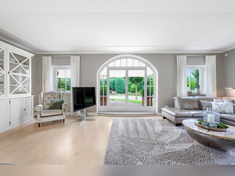 Suitable for horses and impressive: Farm estate with two residential buildings and extensive land cl