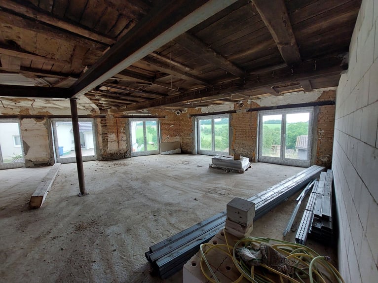 Unique estate with development potential – combines living, working, and equine or animal husbandry.