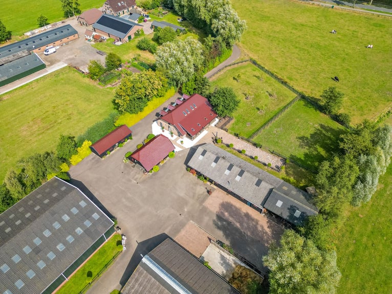 Woonboerderij met paardenaccommodatie incl. binnenrijbaan, buitenrijbaan en 11 luxe paardenstallen