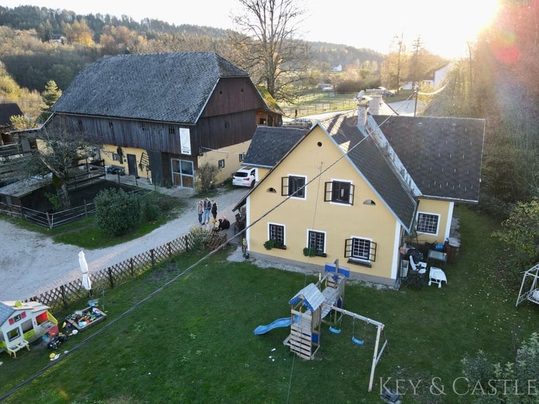 Wunderschönes Anwesen mit Landhaus, Pferdestallungen und Koppeln mit Wörtherseeblick 