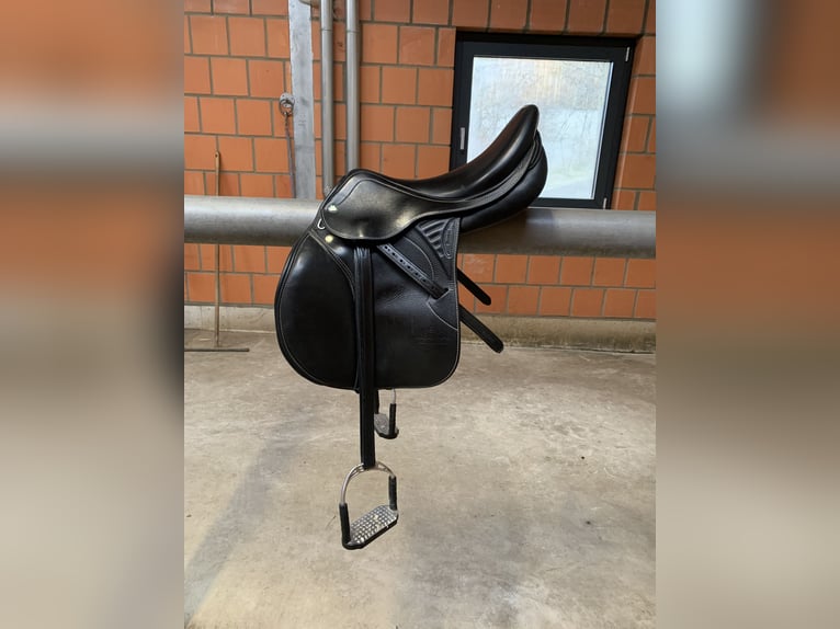 Prestige Versailles jumping saddle