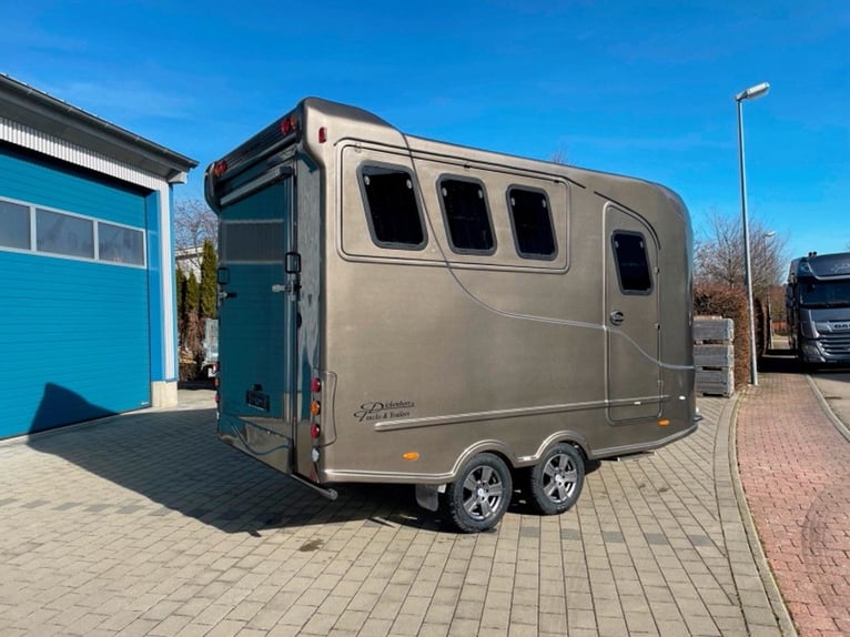 Pferdetransporter Pferdeanhänger DT Trailer 3 Pferde mit Großer Sattelkammer Paardentrailer Anhänger