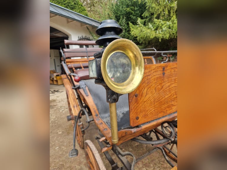 Antike historische Kutsche Linzer Wagen Holz Zweispänner