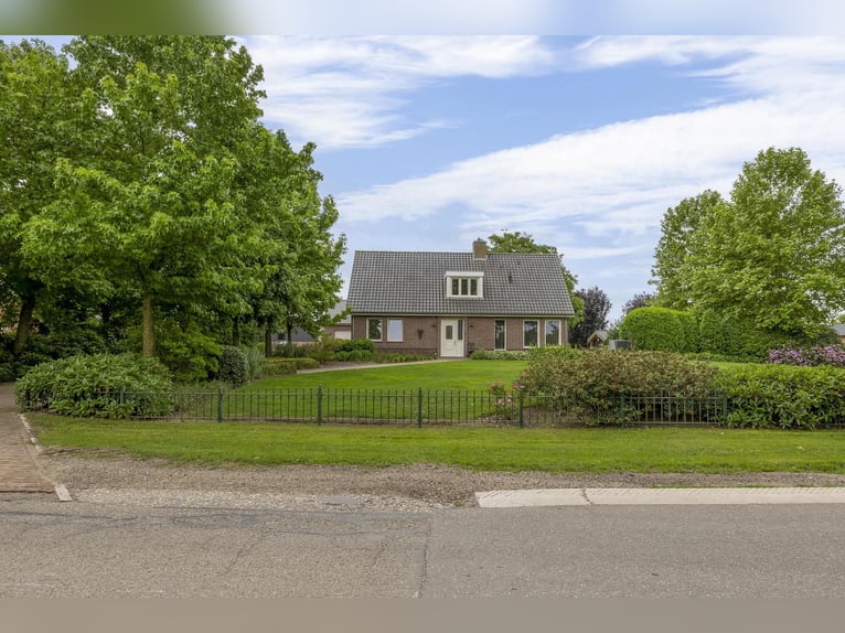 A complete equestrian facility with plenty of opportunities for the (semi)professional horse lover!
